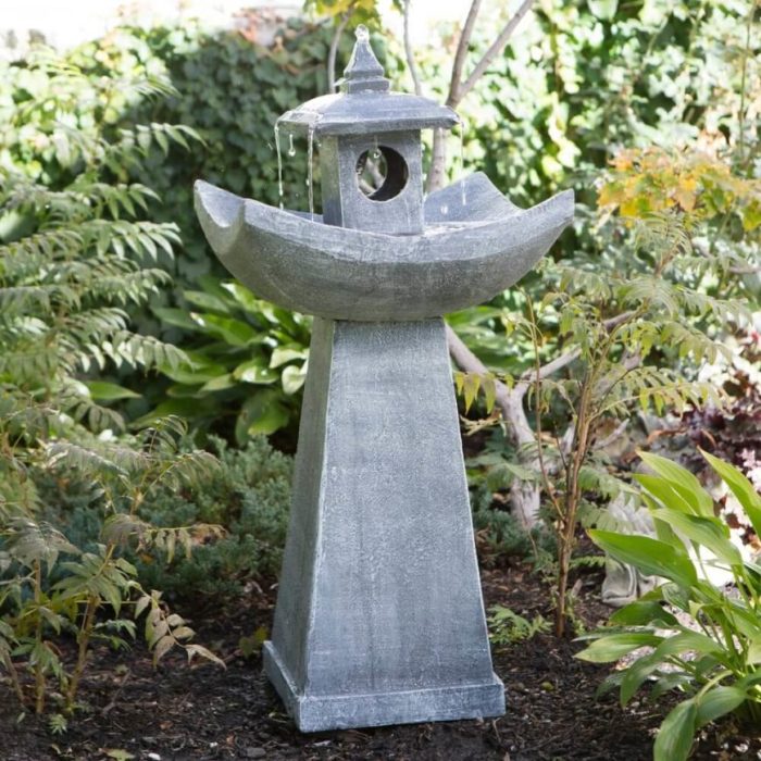 Japanese bird bath and lantern in Kenroku-en gardens, Kanazawa, Ishikawa, Japan Stock Photo - Alamy Japanese bird bath and lantern in Kenroku-en gardens, Kanazawa, Ishikawa, Japan Stock Photo - Alamy